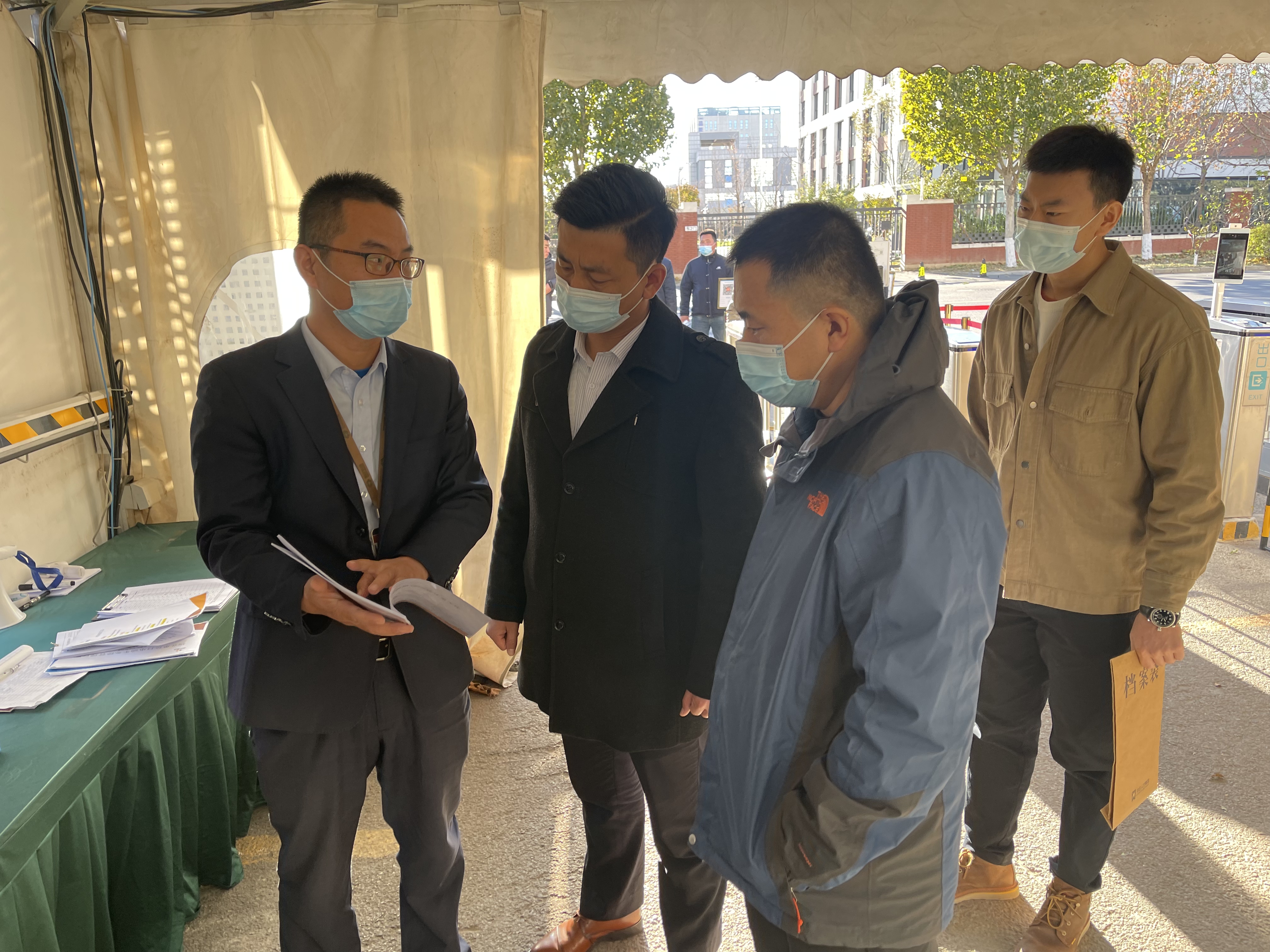 从严从细，，，，，，，，毫不松懈！亦庄泛亚电竞集团开展疫情防控巡查工作