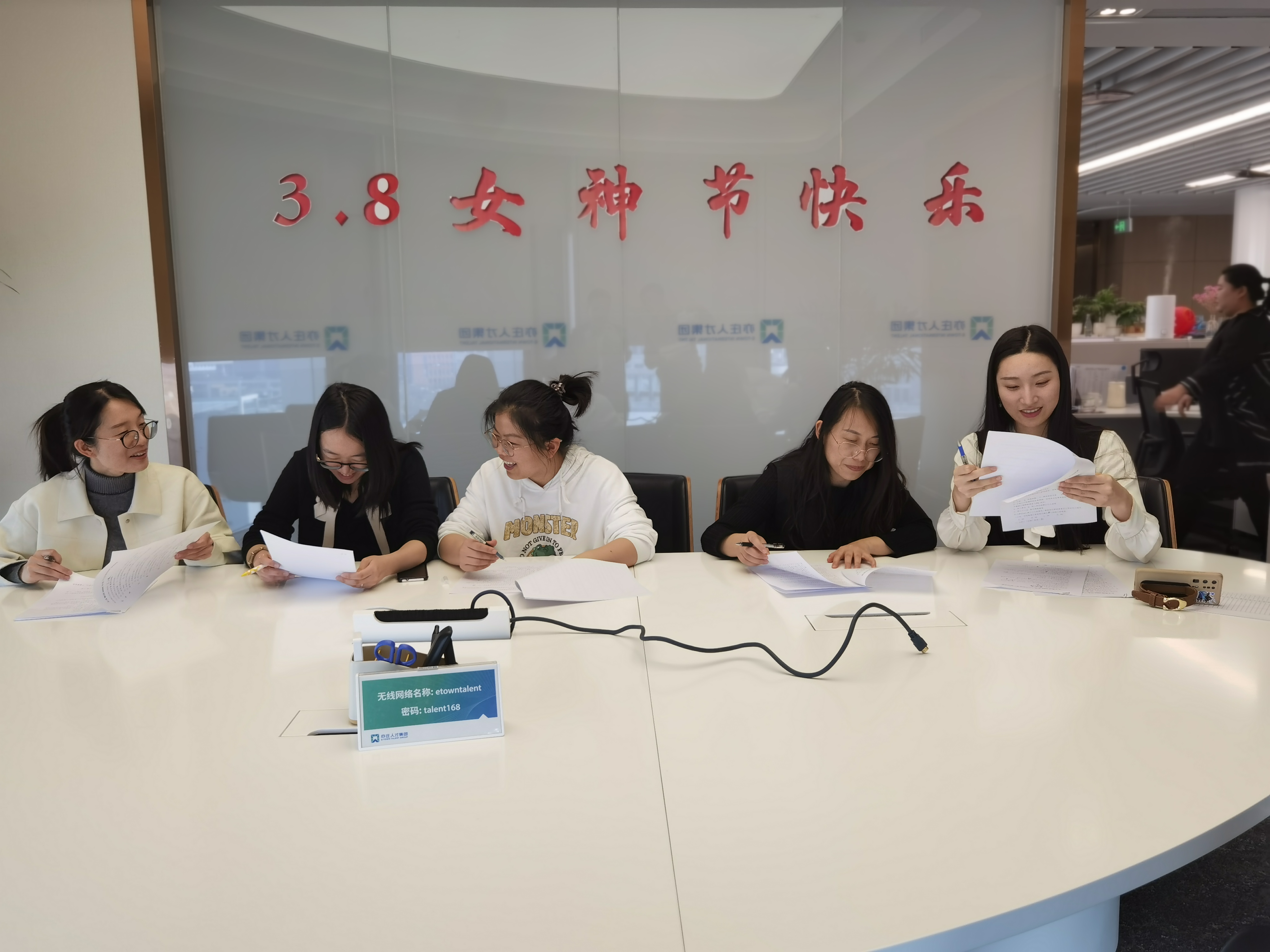 魅力女神节，，，，，，，巾帼展风采——亦庄泛亚电竞集团举办女神节特别活动