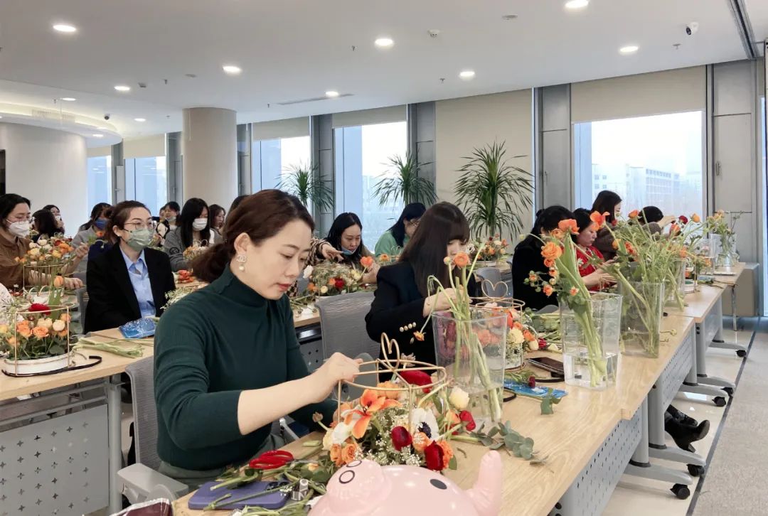 插花品香，，，，，诗情花意！亦庄泛亚电竞集团开展女神节花艺沙龙活动