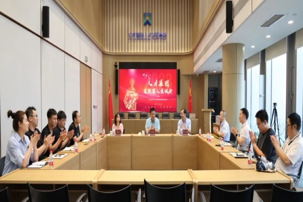亦庄泛亚电竞集团党委组织开展建军节座谈慰问活动